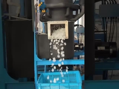 Ingegnere che mette in servizio una macchina per il ghiaccio a tubo