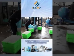 Macchina per il ghiaccio a tubo nel mezzo della distribuzione di ghiaccio