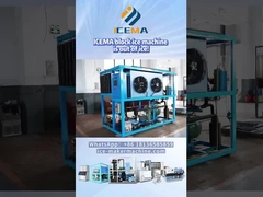 La macchina del blocco di ghiaccio sta facendo il ghiaccio