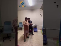 Gli ingegneri sono andati in Indonesia per commissionare la macchina per il ghiaccio del cliente