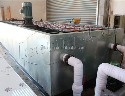 Macchina automatica per la produzione di blocchi di ghiaccio