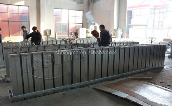 Macchina automatica per la produzione di blocchi di ghiaccio