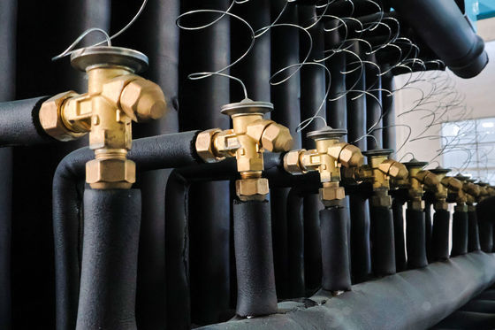 Progettazione della macchina per la produzione di ghiaccio industriale da 15 tonnellate Blocco di raffreddamento diretto Ghiaccio B 320x120x800 mm